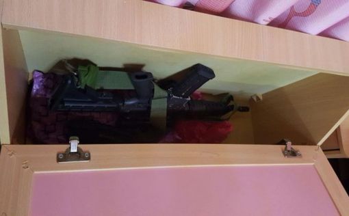 Террористы прятали М-16 в детской кроватке