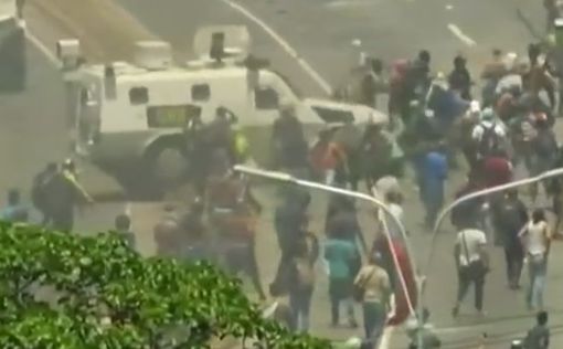 Автомобиль правительства наехал на протестующих Венесуэлы