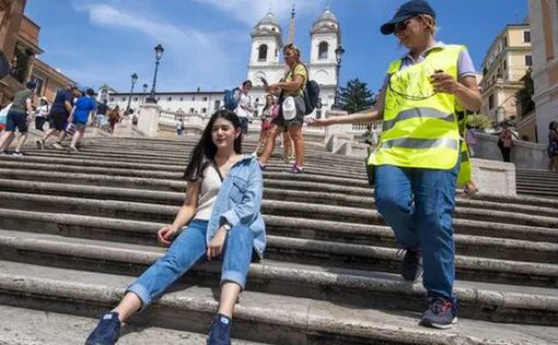 В Риме запретили сидеть на Испанской лестнице
