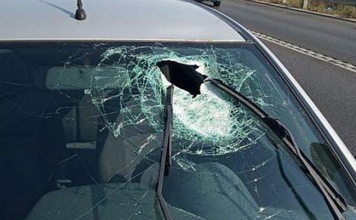 Офицер ЦАХАЛа ранен камнем, попавшим в его машину
