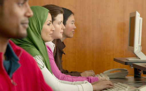 Европейский суд признал законным запрет хиджабов на работе