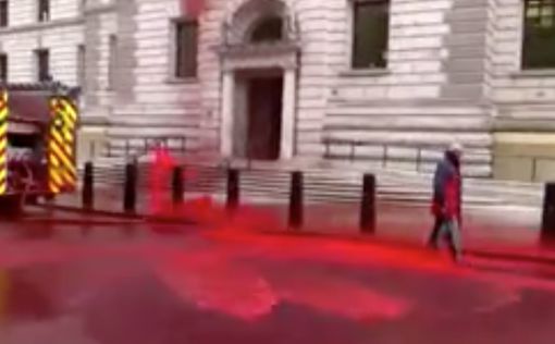 Активисты облили здание британского казначейства "кровью"