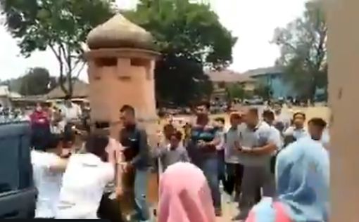 Атака на министра безопасности Индонезии попала на видео