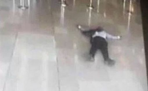 Видео теракта в аэропорту Орли