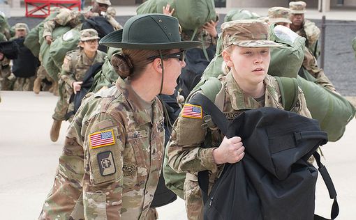 В интернет слиты тысячи интимных фото солдаток-морпехов США