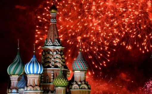 Видео: новогодние фейерверки над Кремлем