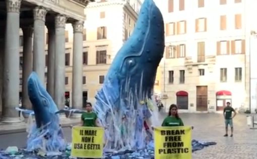 В Риме "Гринпис" устроили необычную акцию в защиту китов