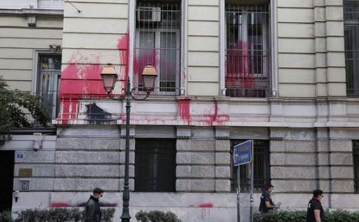 Анархисты напали на французское посольство в Афинах