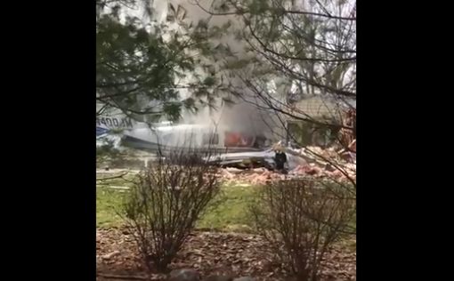 В США самолет рухнул на жилой дом