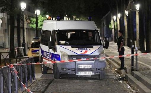 Афганец с ножом атаковал людей в центре Парижа