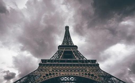 Молния ударила в Эйфелеву башню в Париже
