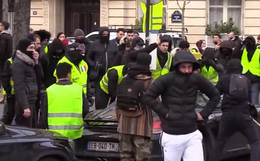 "Желтые жилеты" вновь вышли на улицы Парижа