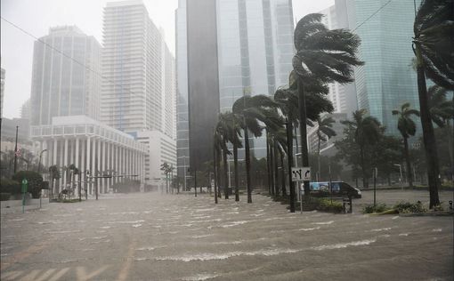 В сети появились видео из затопленного Майами