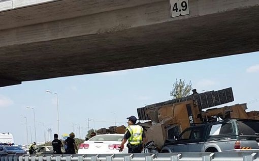 Израиль: грузовик въехал в мост, шоссе №1 закрыто