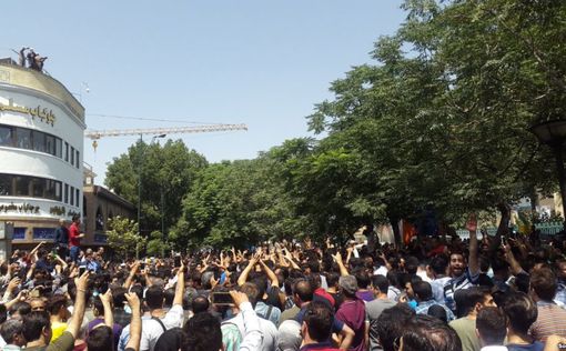 "Смерть Хаменеи!": В Тегеране протестуют против аятолл
