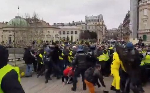 Видео: битва желтых жилетов с полицией на мостах через Сену