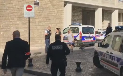 Автомобильный теракт в пригороде Парижа, ранены 6 солдат