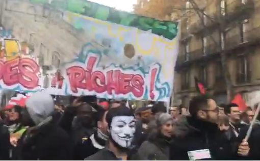 В Париже проходит марш против Макрона