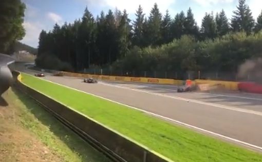 Видео: машину "Формулы-2" разорвало напополам