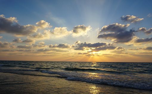 Минздрав отменил запрет на купание на пляже в Тель-Авиве