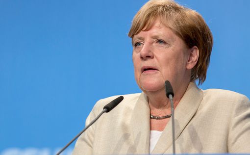 Меркель закидали помидорами на митинге