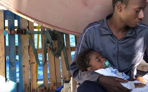 Беженцы, спасенные по просьбе Италии, ожидают в море