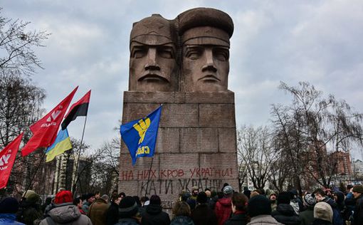 В Киеве снесли памятник чекистам
