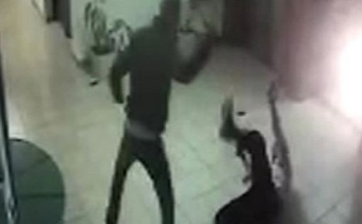 Палестинец атакует с топором. Видео из Маале-Адумим