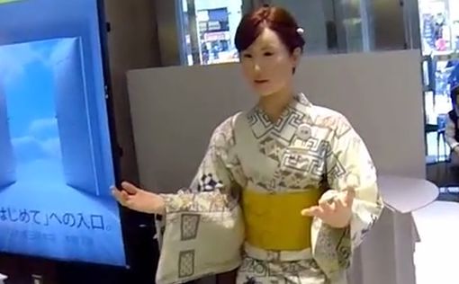 В Токио посетителей универмага обслуживает женщина-робот