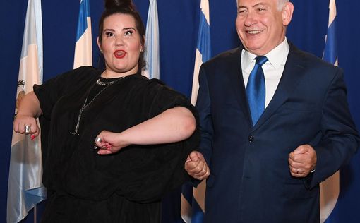 Премьер Израиля пляшет "танец курочки" с Неттой Барзилай