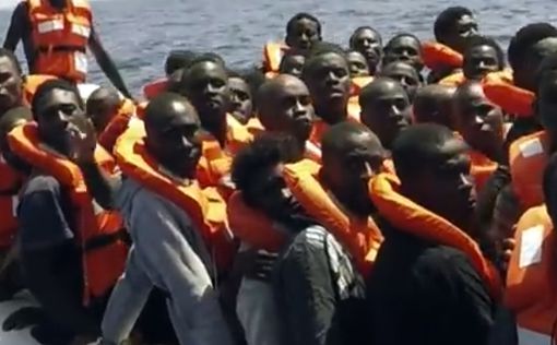 Италия развернула корабль с 600 беженцами