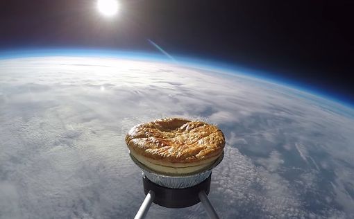 Британцы запустили в космос пирог
