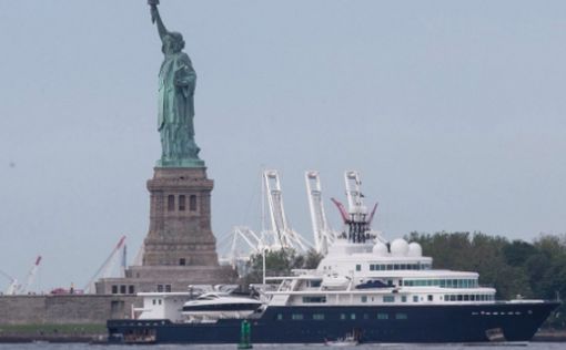 Яхта российского олигарха загораживает статую Свободы