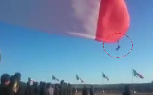 В Мексике солдат улетел в небо на огромном флаге