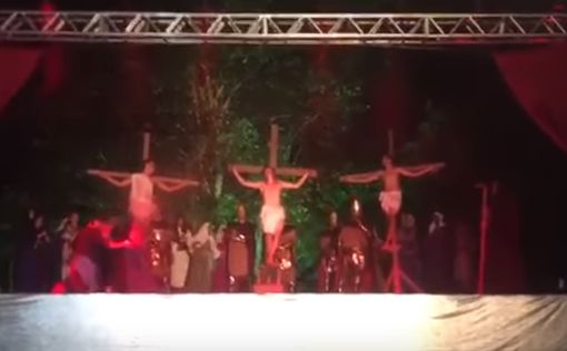 Видео: зритель ворвался на сцену, чтобы спасти "Иисуса"