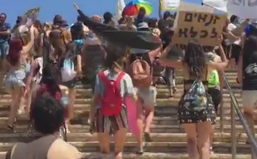 Сотни женщин идут в "параде шлюх" по Тель-Авиву