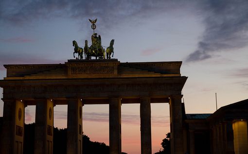 Бранденбургские ворота подсветили цветами флага Израиля