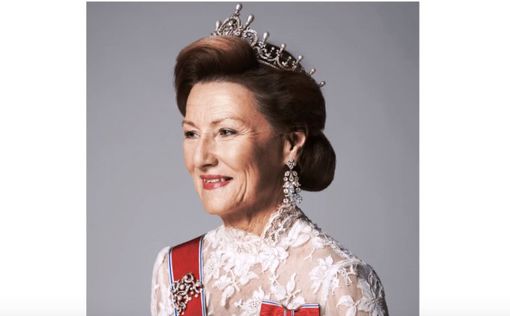 Королева Норвегии прогулялась в лесу вместе с мигрантами
