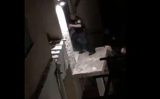 Видео: в Галилее на полицейского сбросили бетонный блок