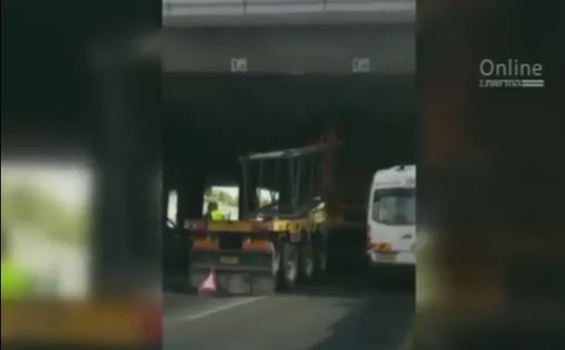 Третий раз за неделю: грузовик врезался в мост