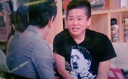 В эфир японского ТВ пришел мужчина в футболке с Гитлером