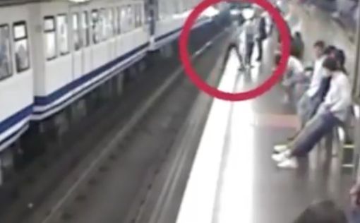 Женщина засмотрелась в смартфон и упала под поезд в метро