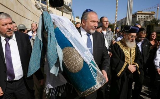В Израиль доставили 200-летний свиток Торы