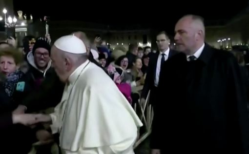 Папа Франциск извинился за то, что ударил женщину по руке