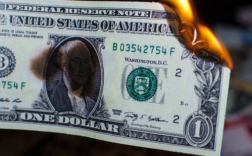 Доллар упал до трехлетнего минимума
