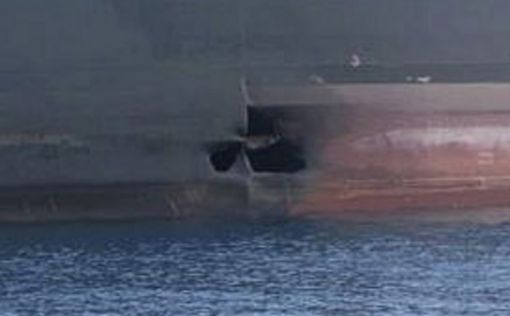 Подбитый ракетами танкер зашел в воды Ирана