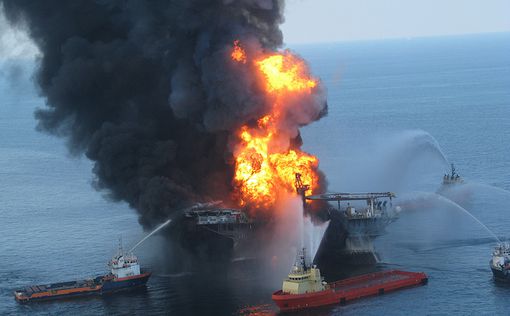 Пожар на нефтяной платформе унес жизни 32 человек