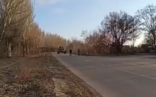 Под Запорожьем люди без оружия развернули танк: видео