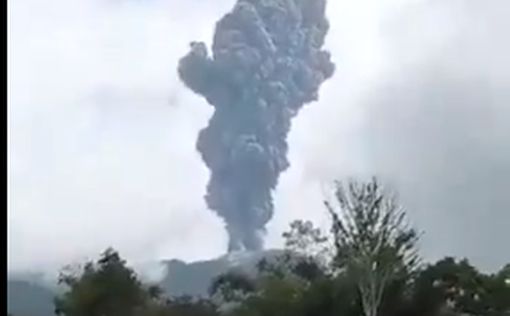 Предпоследний уровень угрозы: в Индонезии извергается вулкан Марапи