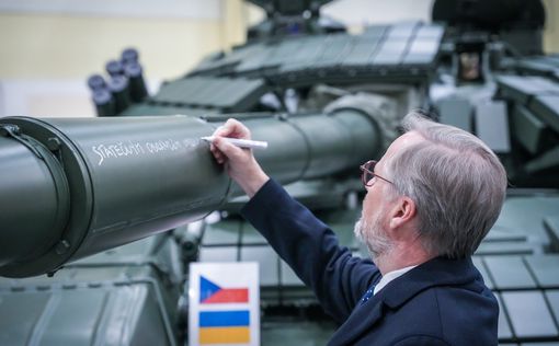 Премьер Чехии лично подписал танк Т-72, который отправили в Украину